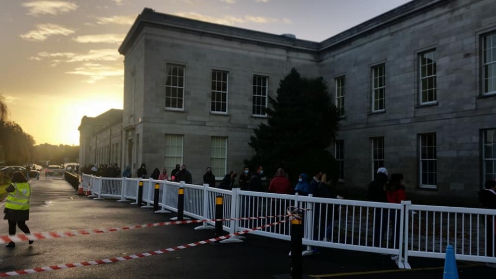 FOTO // În pofida restricțiilor anti-COVID dure, moldovenii din Irlanda s-au mobilizat formând cozi la secțiile de vot din Dublin