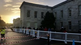 FOTO // În pofida restricțiilor anti-COVID dure, moldovenii din Irlanda s-au mobilizat formând cozi la secțiile de vot din Dublin