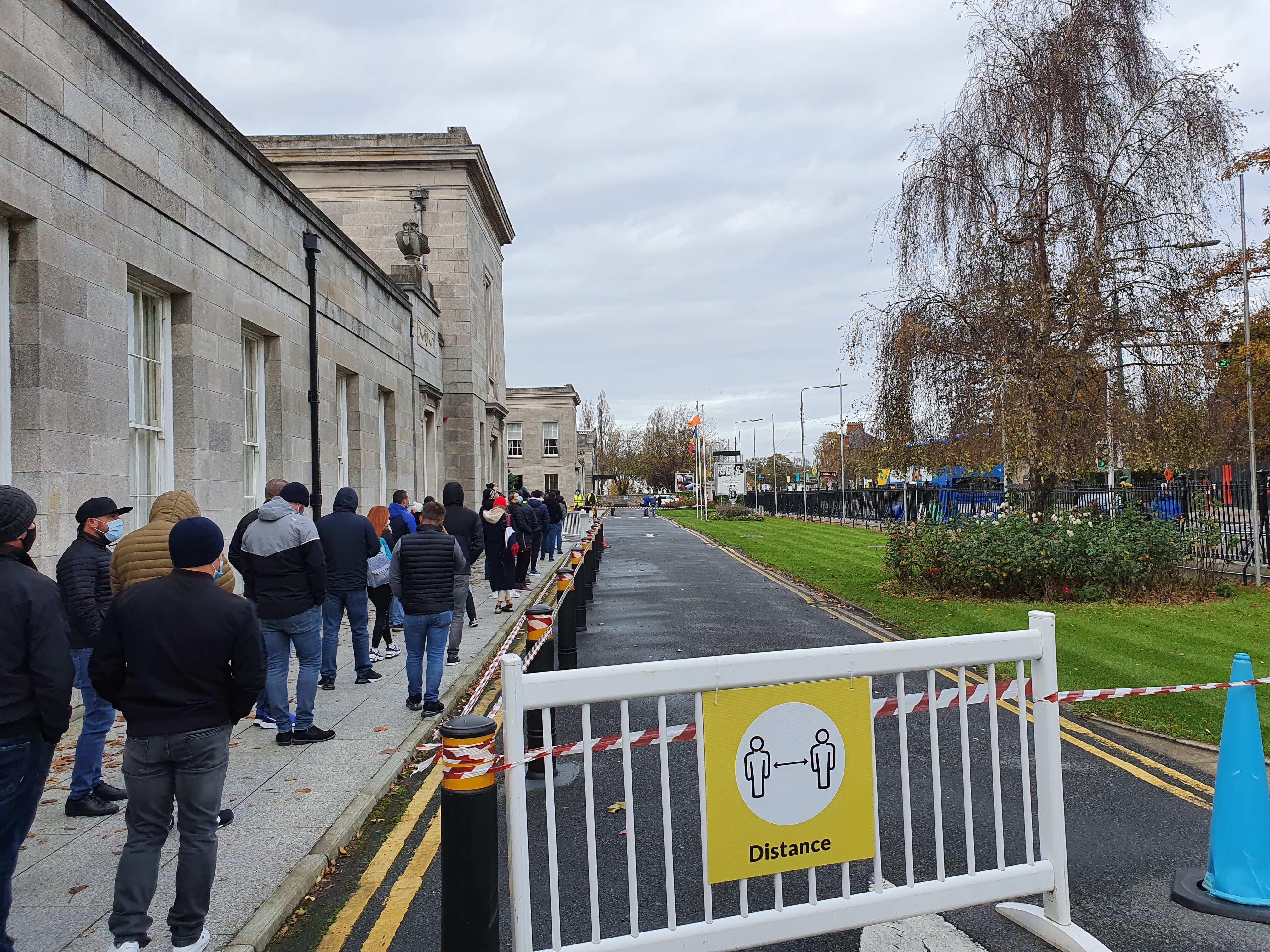 FOTO // În pofida restricțiilor anti-COVID dure, moldovenii din Irlanda s-au mobilizat formând cozi la secțiile de vot din Dublin