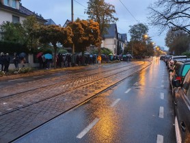 FOTO // Cu umbrele și măști, moldovenii din Frankfurt au format cozi la secția de vot