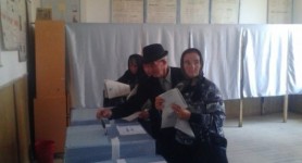 FOTO // Prezența la vot - ora 13:40: Cei mai activi alegători au vârstele cuprinse între 56 și 70 de ani