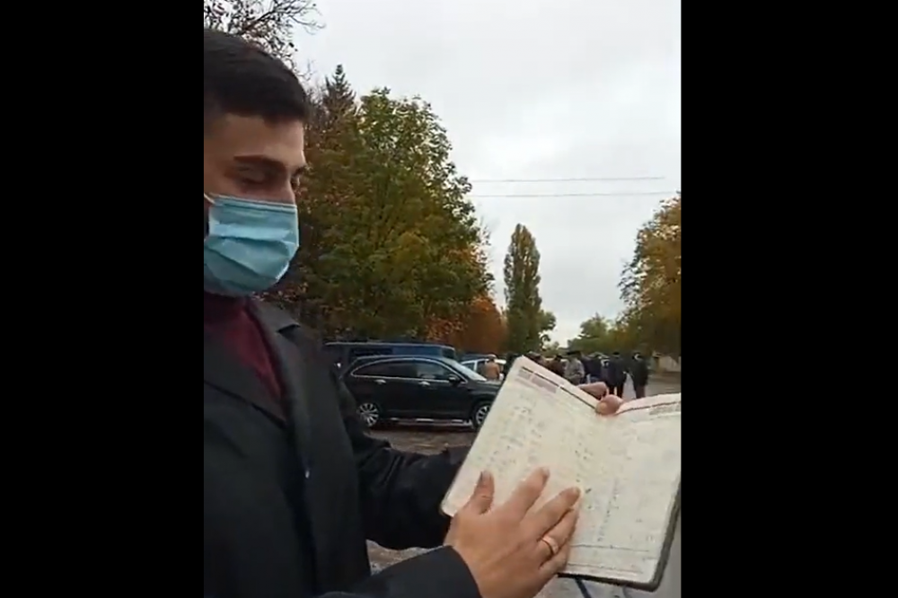 VIDEO // Nereguli depistate de observatori la secțiile de vot din Sănătăuca. Un Volkswagen a intrat de 7 ori în localitate