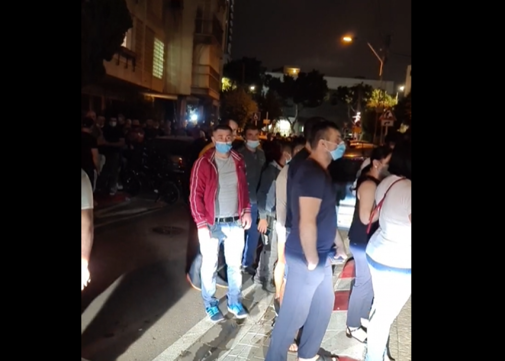 VIDEO // Moldovenii din Israel stau în rând la secția de vot și pe întuneric