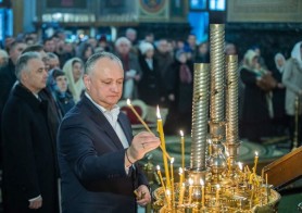 Înainte de a se prezenta la vot, Igor Dodon a mers la biserică