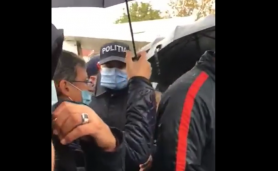 Chiar dacă șoferul a recunoscut că transportă organizat alegători, poliția îl învinuieşte pe Igor Grosu de blocarea traseului