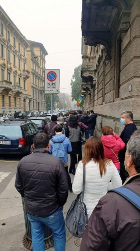 FOTO // Cozi imense la secțiile de vot din Milan. Moldovenii din diasporă au ieșit la vot în număr mare