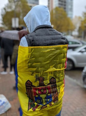 POZA ZILEI: Un moldovean, cu drapeul Republicii Moldova la secția de vot din Londra