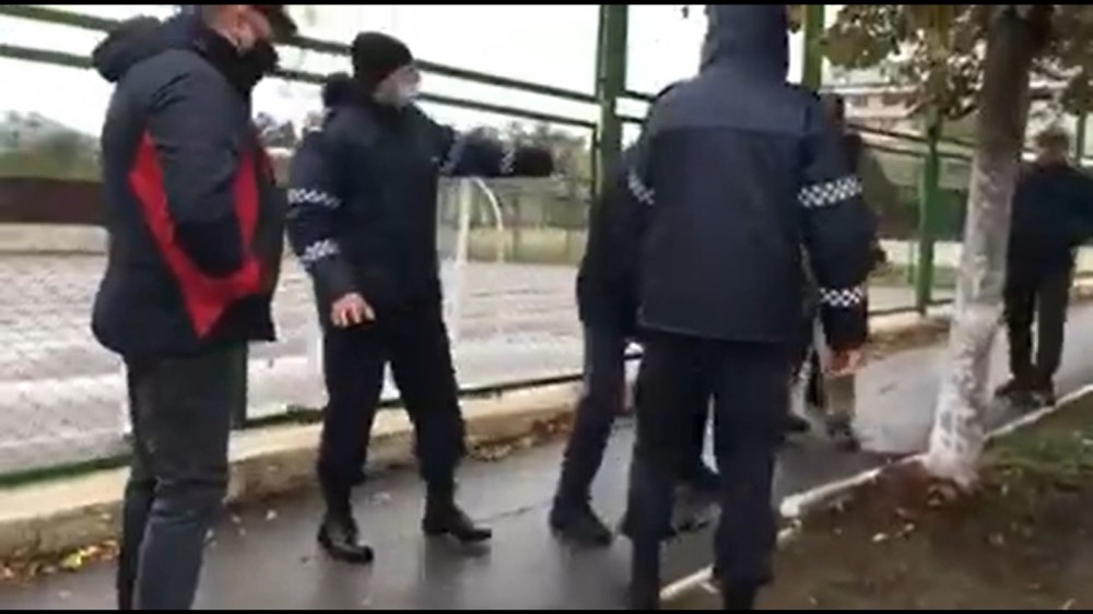 Violențe la Varnița. Momentul în care un alegător este stropit cu spray lacrimogen