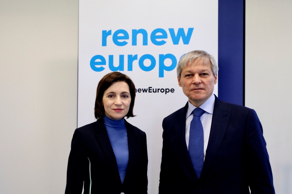 Liderul grupului europarlamentar Renew Europe o felicită pe Maia Sandu cu victoria în primul tur