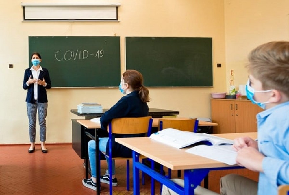 În şcolile Capitalei, 99 de elevi şi 53 de profesori sunt infectaţi cu COVID-19
