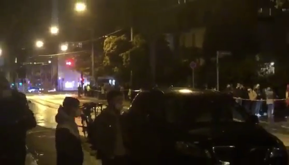 VIDEO // Sute de moldoveni din Frankfurt n-au reușit să voteze. Secția de vot a fost închisă la ordinul Chișinăului