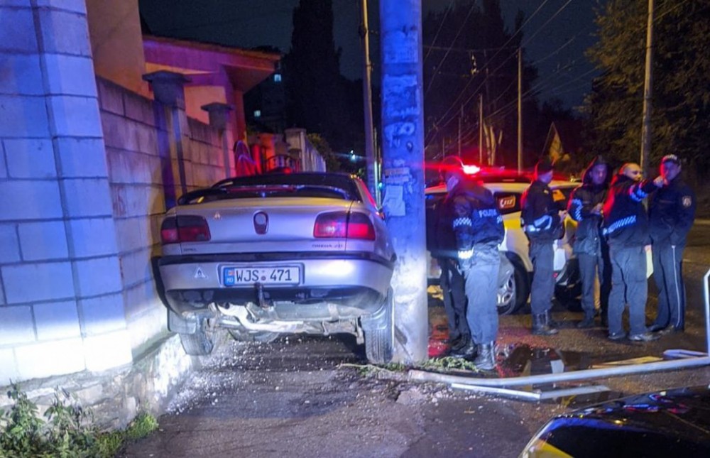 FOTO // Întrecere cu ghinion. Un șofer a rămas blocat cu mașina între un stâlp și un gard