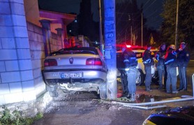 FOTO // Întrecere cu ghinion. Un șofer a rămas blocat cu mașina între un stâlp și un gard