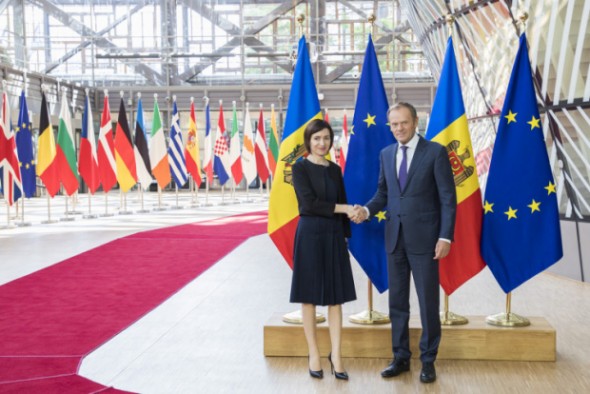 Mesajul de felicitare a lui Donald Tusk după victoria obținută în primul tur de Maia Sandu