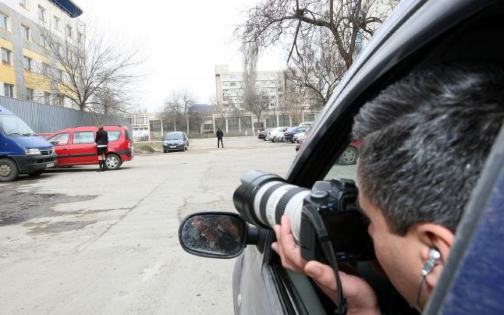 Patru foști angajați ai poliției, reținuți pentru filarea a doi procurori responsabili de investigarea fraudei bancare