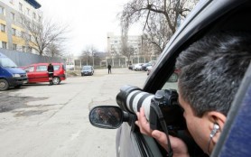 Patru foști angajați ai poliției, reținuți pentru filarea a doi procurori responsabili de investigarea fraudei bancare