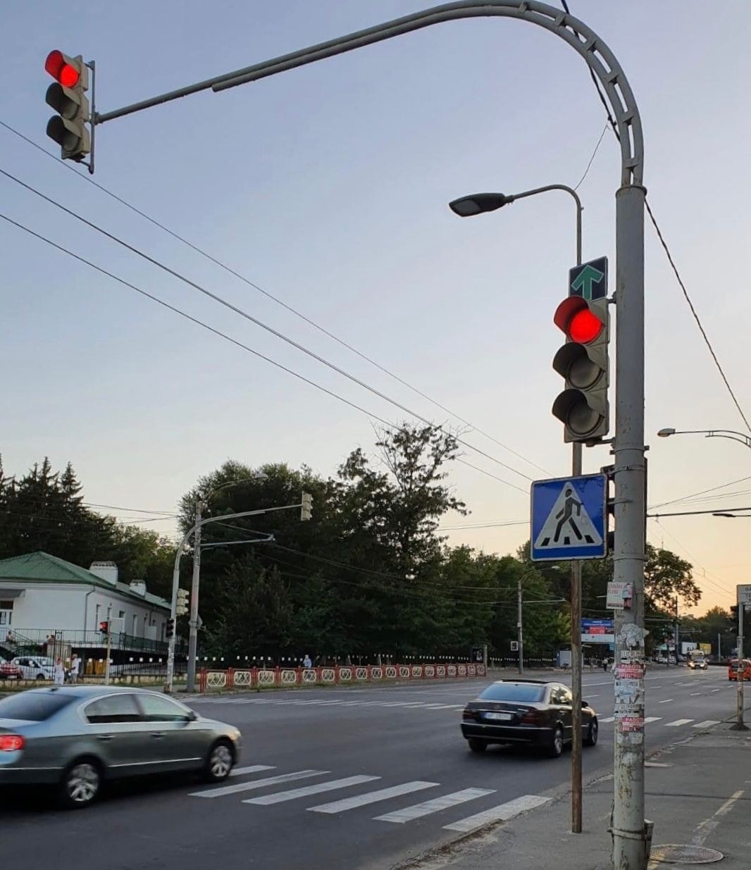În mai multe intersecții din capitală vor fi demontate indicatoarele „săgeata verde”: Reprezintă pericol sporit pentru pietoni