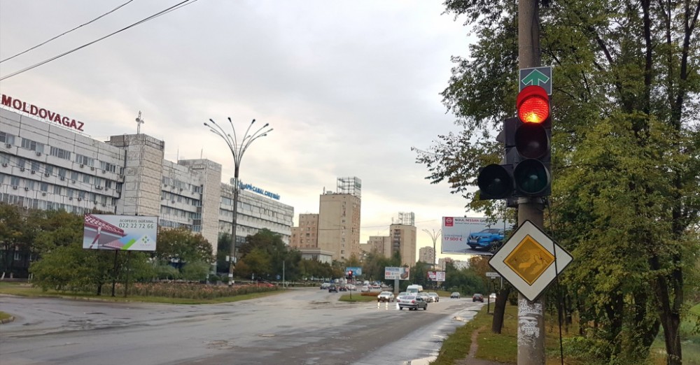 În mai multe intersecții din capitală vor fi demontate indicatoarele „săgeata verde”: Reprezintă pericol sporit pentru pietoni