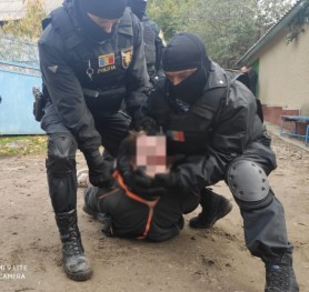 VIDEO EXCLUSIV // Momentul în care cei trei copii luați ostatici, la Mereni, au fost salvați, iar bărbatul reținut