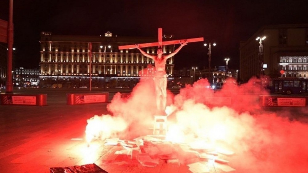 Bărbat „răstignit” pe o cruce în fața sediului central al FSB din Moscova. În august s-a „spânzurat” de un pod