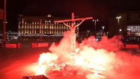 Bărbat „răstignit” pe o cruce în fața sediului central al FSB din Moscova. În august s-a „spânzurat” de un pod