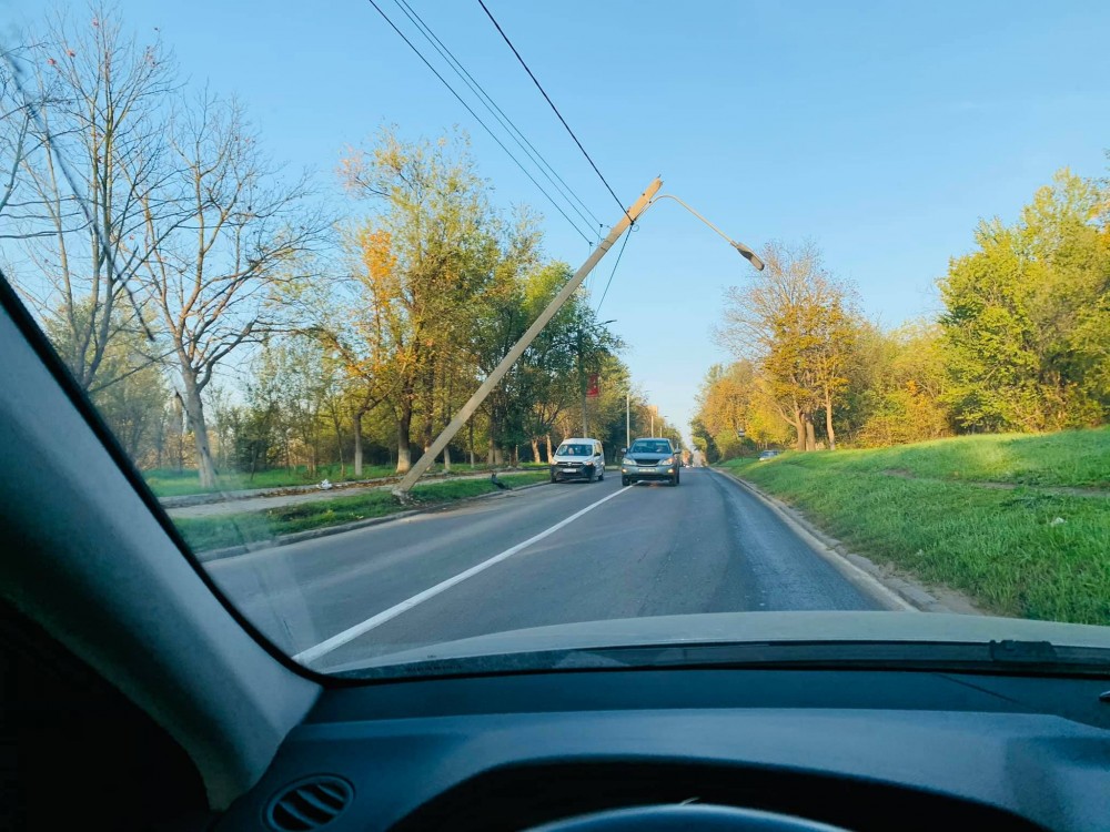 FOTO/VIDEO: PERICOL pe Strada Petricani. Un stâlp este la un pas de a cădea pe carosabil