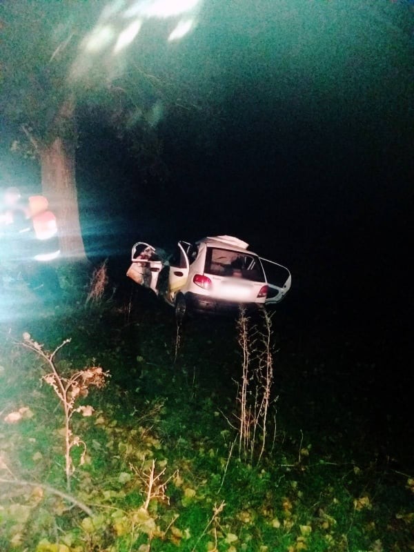FOTO // Un accident TERIBIL din raionul Orhei a luat viața a doi tineri. Au derapat de pe traseu și s-au izbit într-un copac