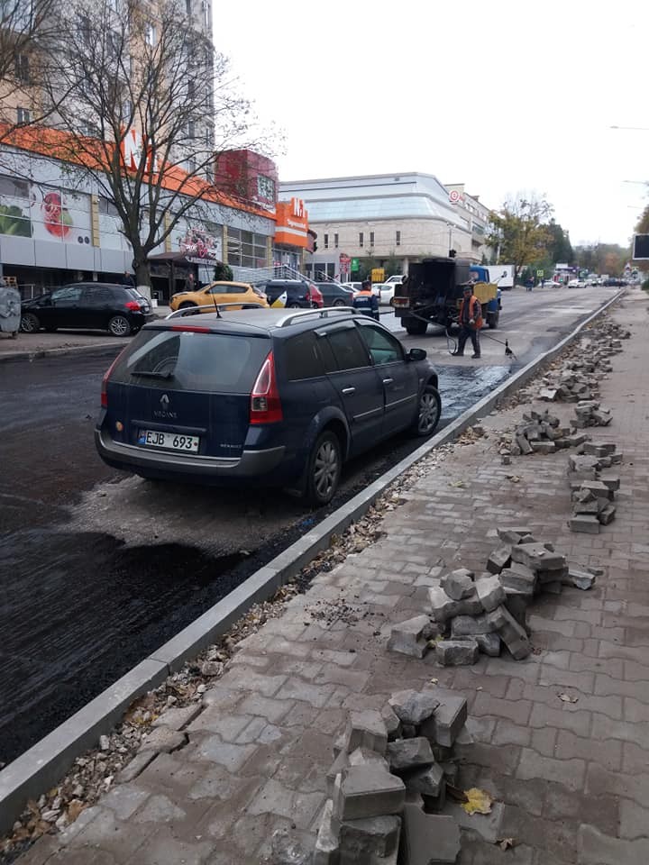 Tehnologii noi la reparația drumurilor? S-au pornit să asfalteze în jurul mașinilor parcate iresponsabil pe carosabil