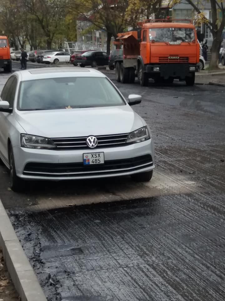 Tehnologii noi la reparația drumurilor? S-au pornit să asfalteze în jurul mașinilor parcate iresponsabil pe carosabil