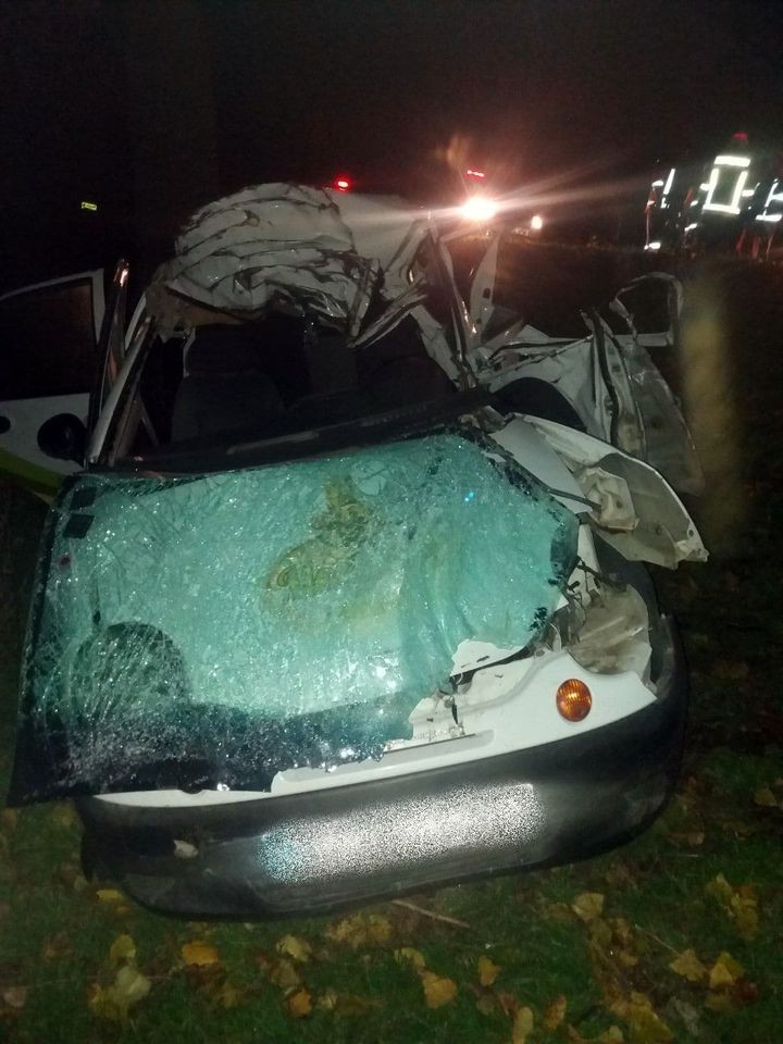 FOTO // Un accident TERIBIL din raionul Orhei a luat viața a doi tineri. Au derapat de pe traseu și s-au izbit într-un copac