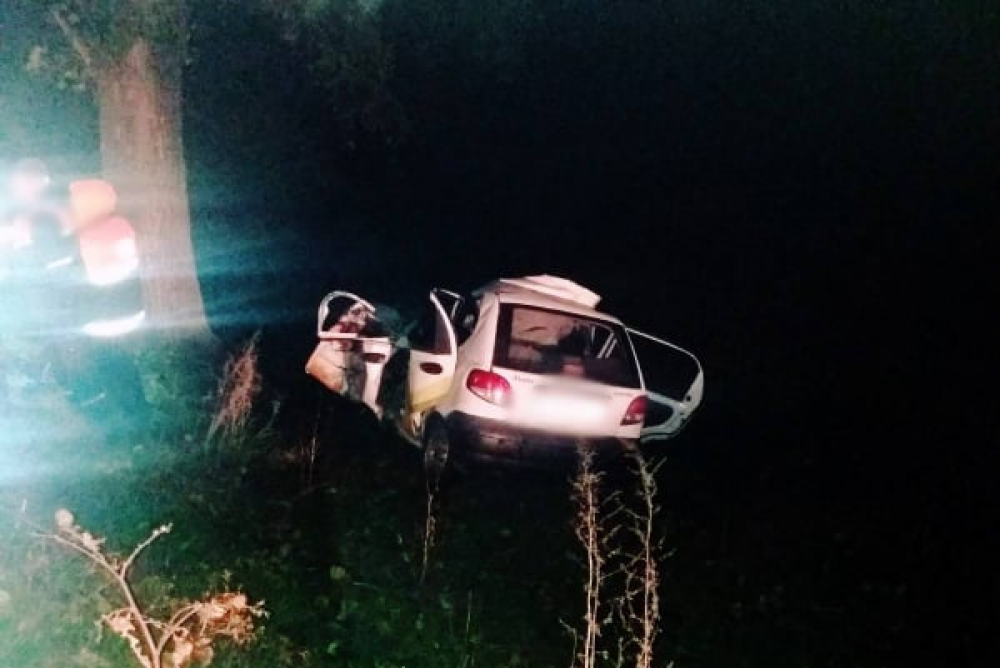 FOTO // Un accident TERIBIL din raionul Orhei a luat viața a doi tineri. Au derapat de pe traseu și s-au izbit într-un copac
