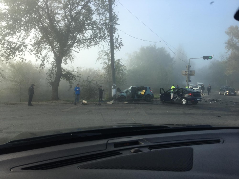FOTO // Accident TERIBIL la intersecția străzilor Dacia și Băcioii Noi