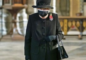 Regina Elizabeth apare pentru prima oară în public purtând mască