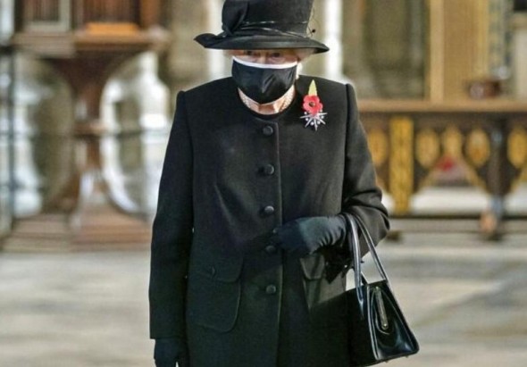 Regina Elizabeth apare pentru prima oară în public purtând mască