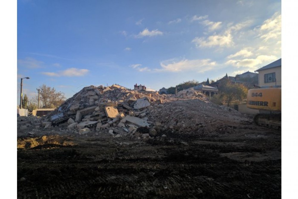 FOTO // A fost DEMOLAT. Urmează evacuarea deșeurilor, tot ce a mai rămas din clădirea avariată din orașul Otaci