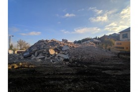 FOTO // A fost DEMOLAT. Urmează evacuarea deșeurilor, tot ce a mai rămas din clădirea avariată din orașul Otaci