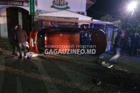 FOTO/VIDEO: Un șofer s-a pomenit cu mașina într-un magazin, în urma unui impact violent