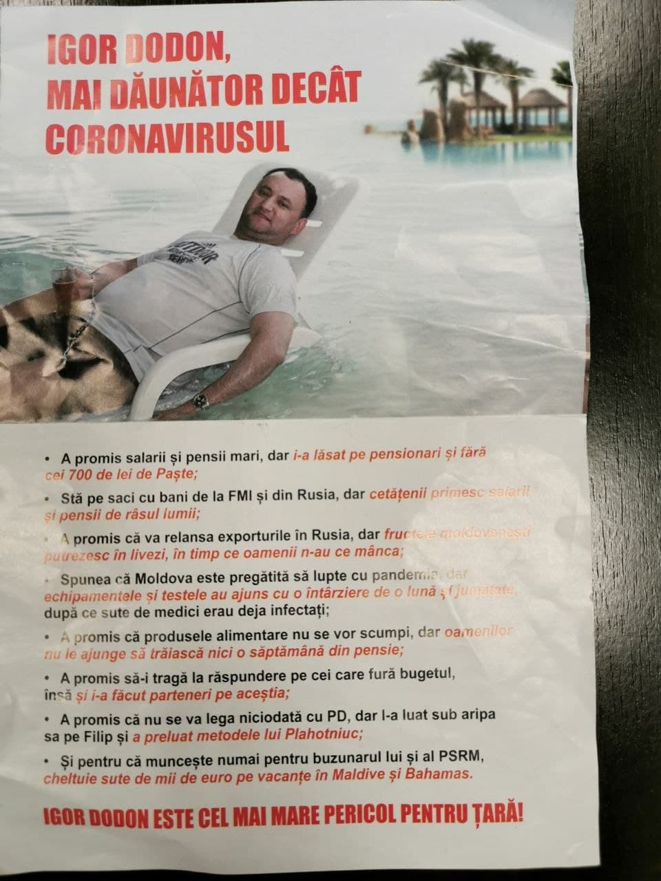 FOTO // Bătălia pliantelor false. Echipa Maiei Sandu și a lui Igor Dodon se acuză reciproc de tipărirea unor pliante denigratoare