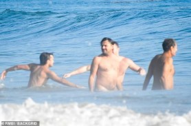 FOTO // Leonardo DiCaprio surprins cu torsul GOL pe o plajă în compania unor prieteni