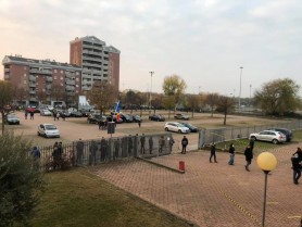 Diaspora votează. La secția de vot din Verona peste 1 000 de moldoveni stau în rând să-și exercite dreptul la vot