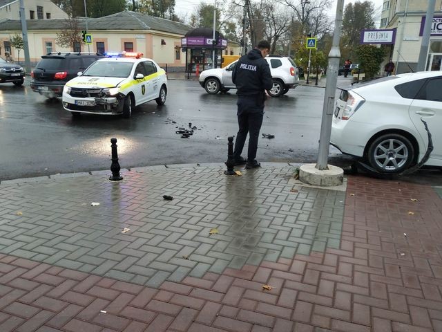 FOTO// Un echipaj al poliției implicat într-un accident violent din capitală