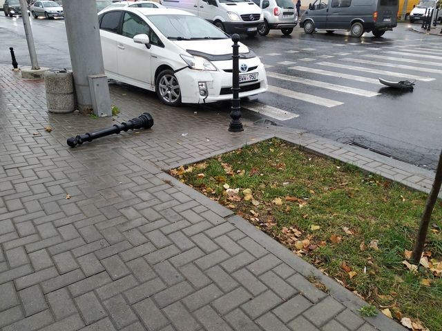 FOTO// Un echipaj al poliției implicat într-un accident violent din capitală