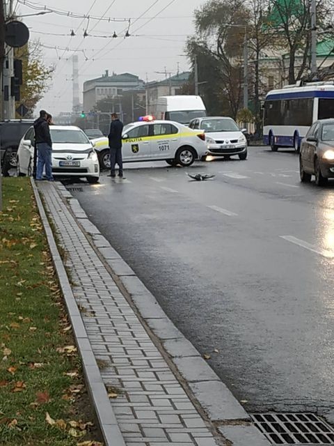 FOTO// Un echipaj al poliției implicat într-un accident violent din capitală