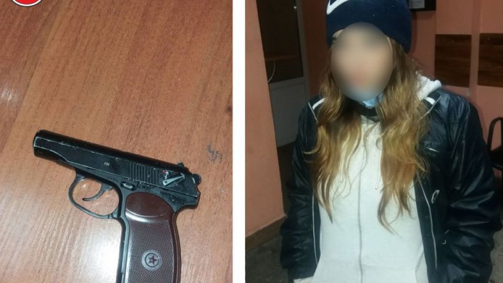 Cu pistolul pneumatic prin Capitală. O tânără de 19 ani din Anenii Noi reținută de carabineri