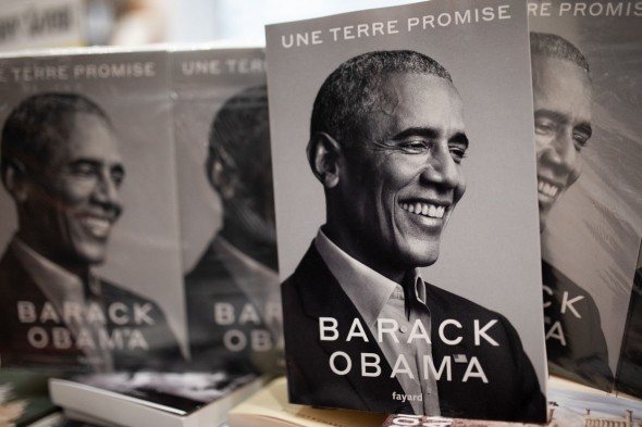 Cartea de memorii a lui Barack Obama, vândută în aproape 900.000 de exemplare în 24 de ore