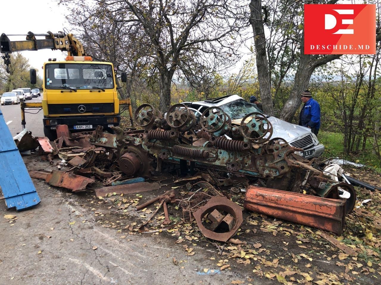 FOTO // Doi tineri au ajuns la spital după ce peste automobilul în care se aflau s-a răsturnat o remorcă cu fier vechi