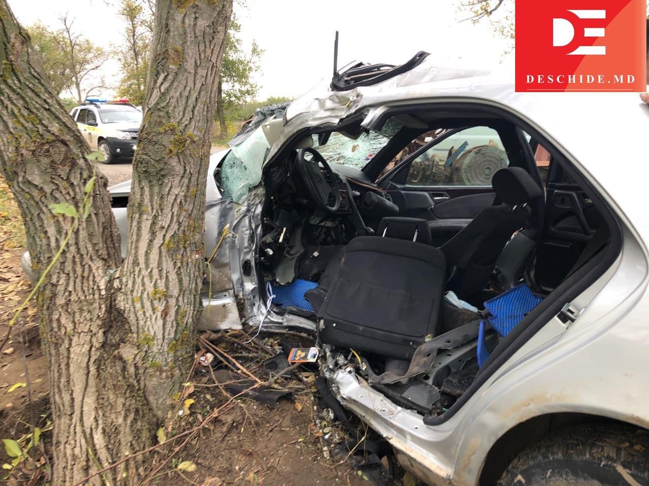 FOTO // Doi tineri au ajuns la spital după ce peste automobilul în care se aflau s-a răsturnat o remorcă cu fier vechi