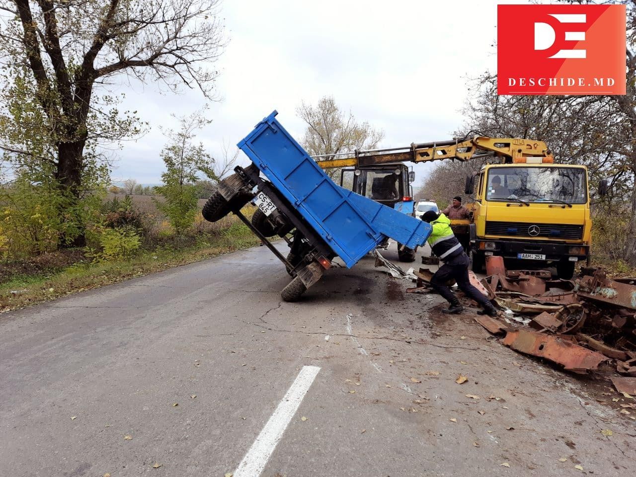 FOTO // Doi tineri au ajuns la spital după ce peste automobilul în care se aflau s-a răsturnat o remorcă cu fier vechi