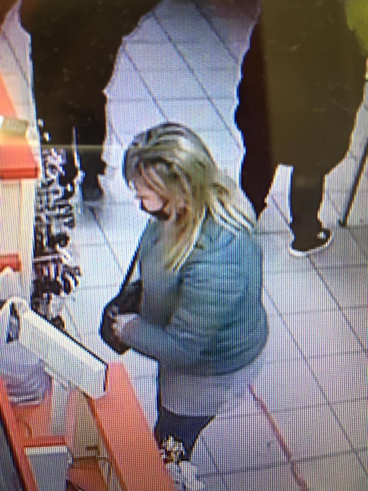 O vânzătoare din Chișinău solicită ajutor pentru a-și recupera inelul de logodnă care a căzut în punga cu cumpărături a unor clienți
