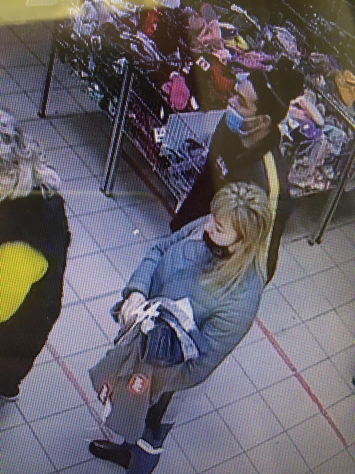 O vânzătoare din Chișinău solicită ajutor pentru a-și recupera inelul de logodnă care a căzut în punga cu cumpărături a unor clienți
